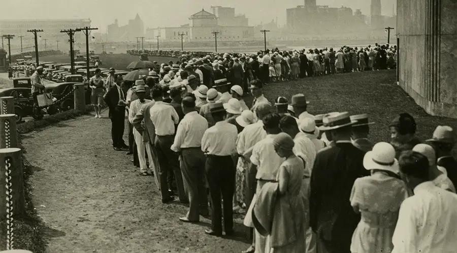 A crowd lined up outside the Adler Planetarium in 1930