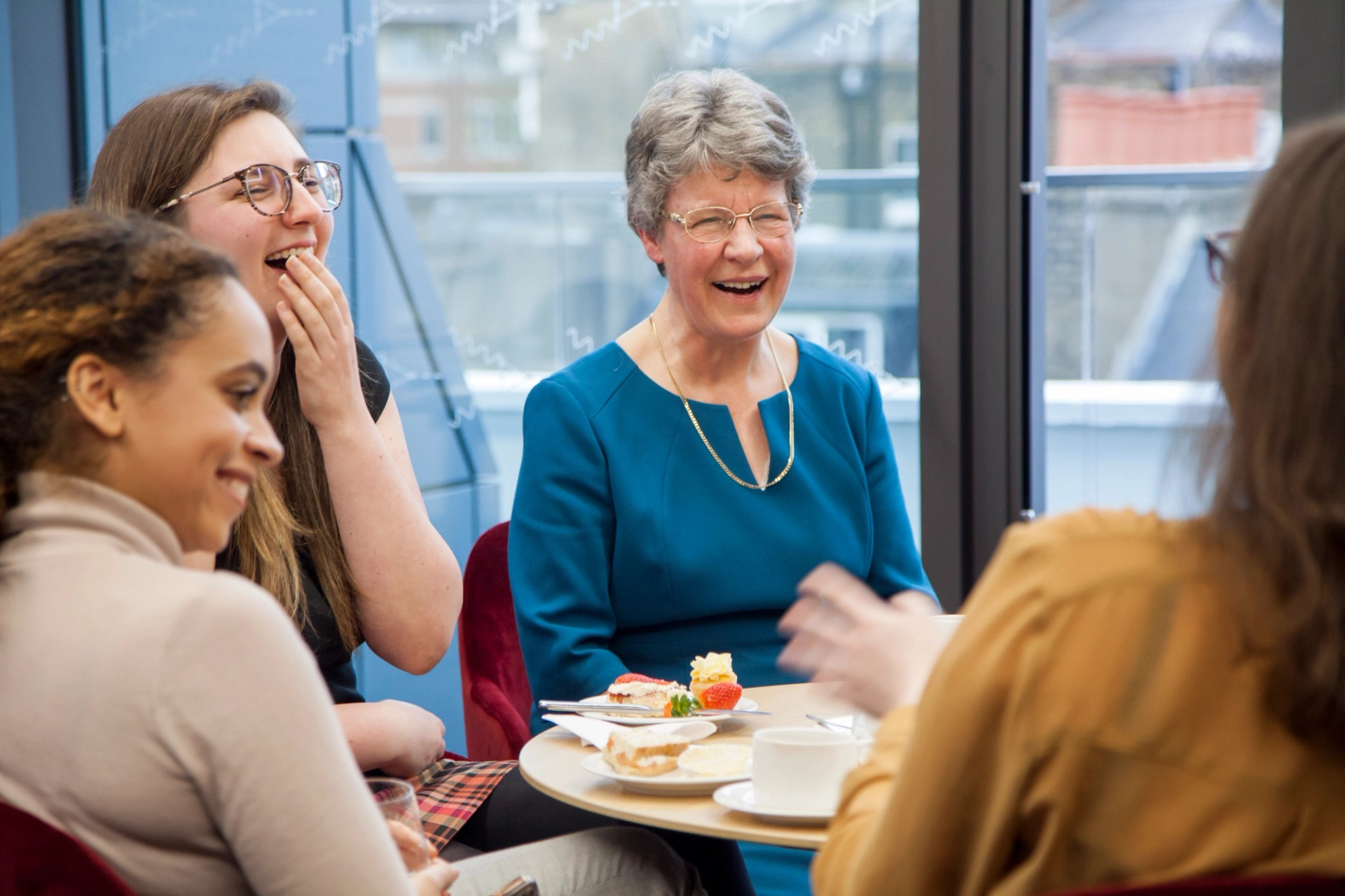 Photo of Jocelyn Bell Burnell (center)