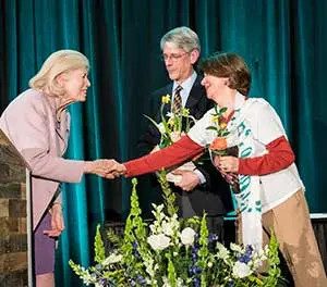 Nayereh Tohidi accepts award on behalf of Narges Mohammadi