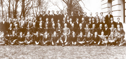 APS conferees in 1910 outside of the National Bureau of Standards in Washington.